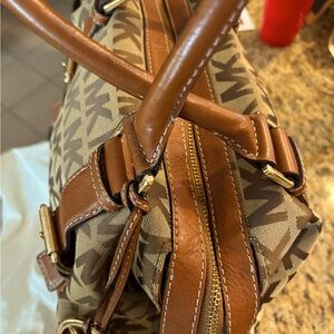 Michael Kors Large bag with plenty of room.